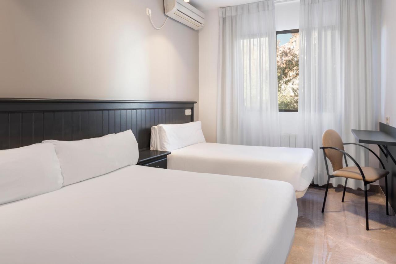 Hotel Victoria Valdemoro Bagian luar foto