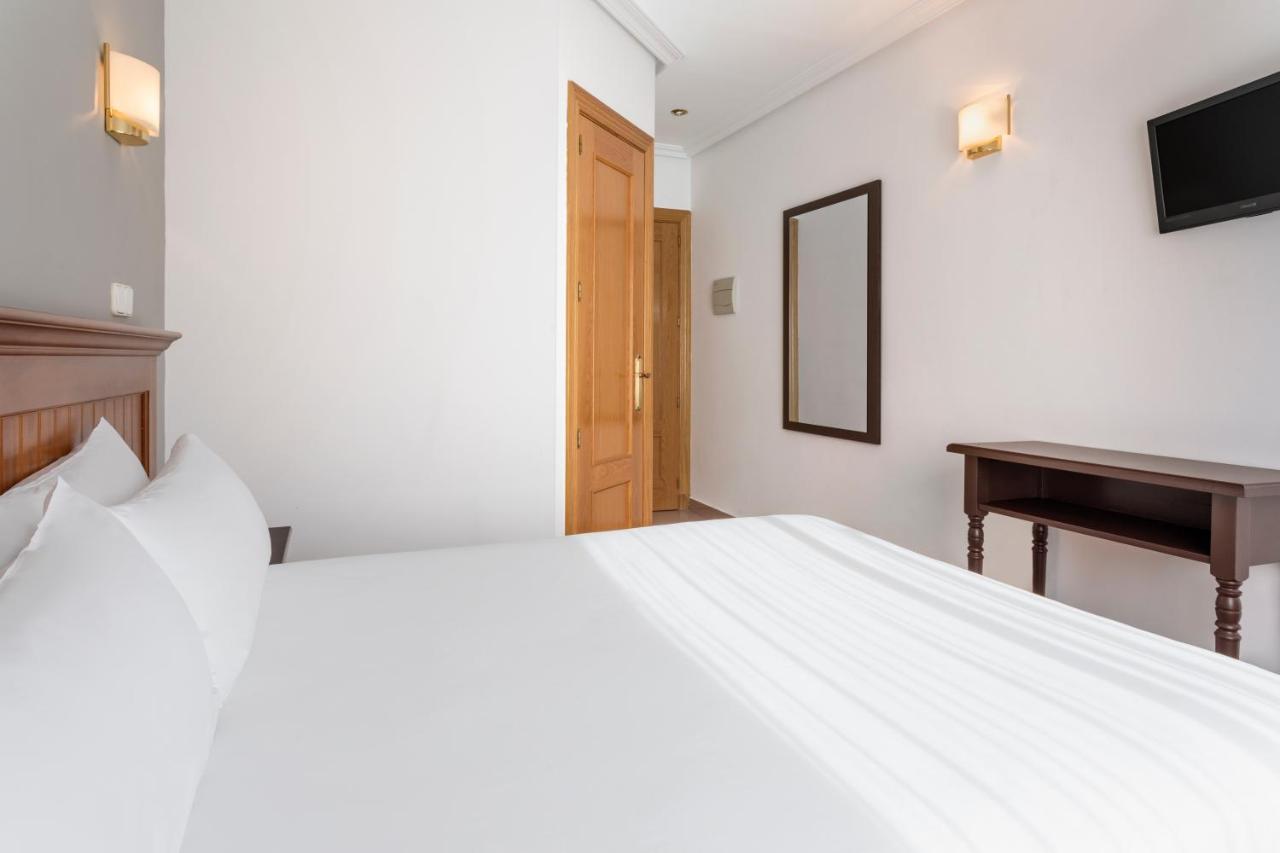 Hotel Victoria Valdemoro Bagian luar foto
