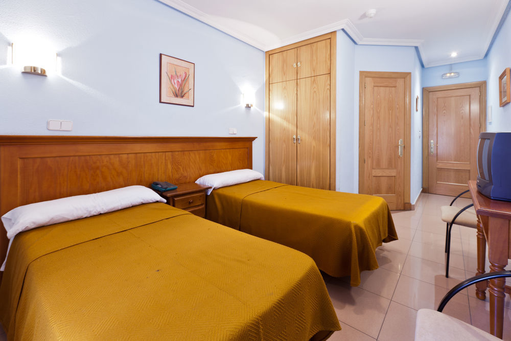 Hotel Victoria Valdemoro Bagian luar foto